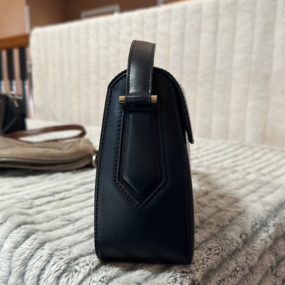Louis Vuitton black handbag. - Picture 5 of 8